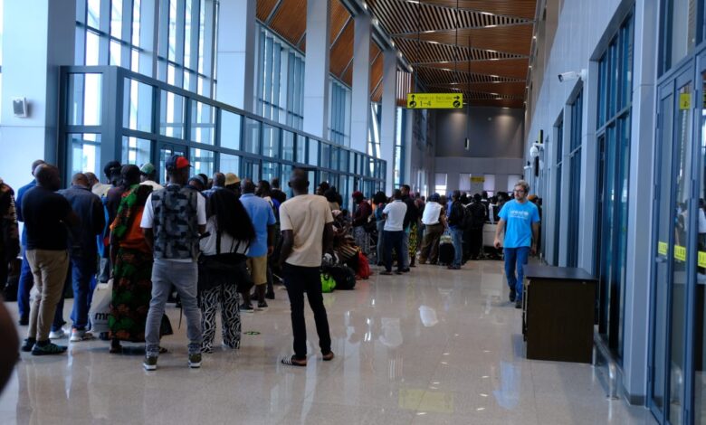 EM CHONGOENE: Filas longas para bilhetes de avião