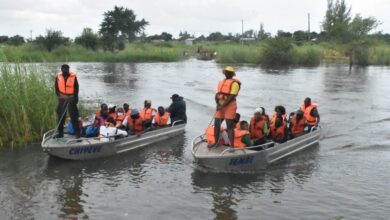 Mergulhadores em operações de resgate no distrito de Mapai