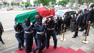 Restos mortais de Luísa Diogo chegam a Paços do Município
