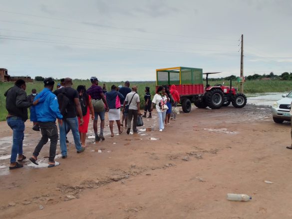 TRAVESSIA MALHAMPSENE-MULOTANA: Município da Matola garante tractor para transporte de pessoas