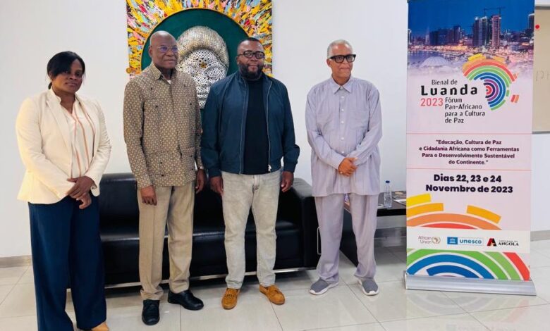 Moreira Chonguiça visita Bienal de Luanda e aceita colaborar na promoção da paz