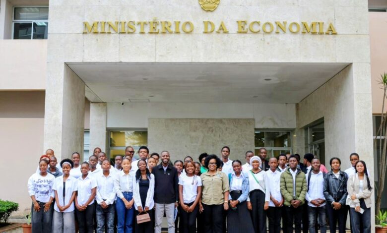 46 jovens beneficiam de bolsas de estudo