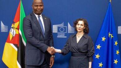 Chapo encontra-se com Hadja Lahbib em Bruxelas