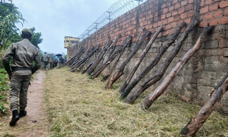 Muro da “Cadeia Cabeça de Velho” na iminência de desabar