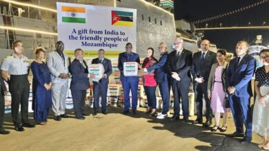 Navio indiano leva ajuda medica a vítimas das cheias