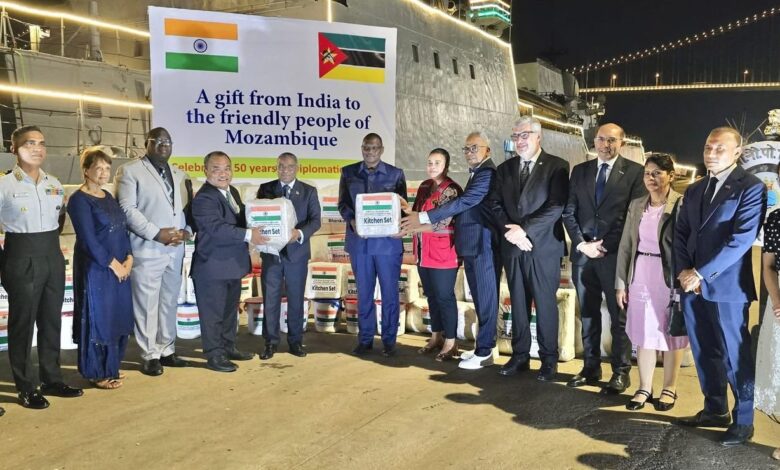 Navio indiano leva ajuda medica a vítimas das cheias