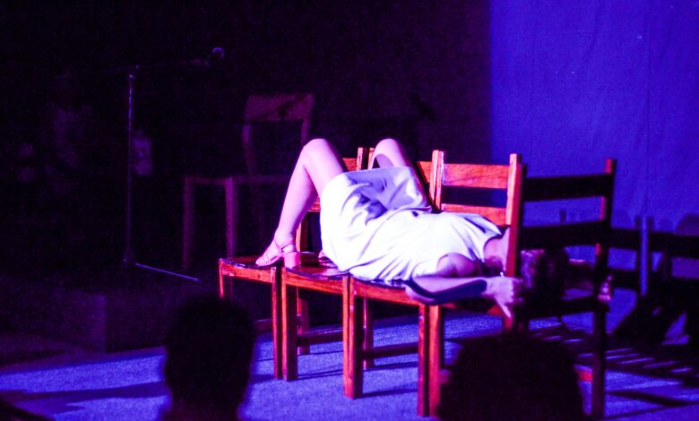 “PRIMA FACIE”: Onde a lei falha e o teatro grita