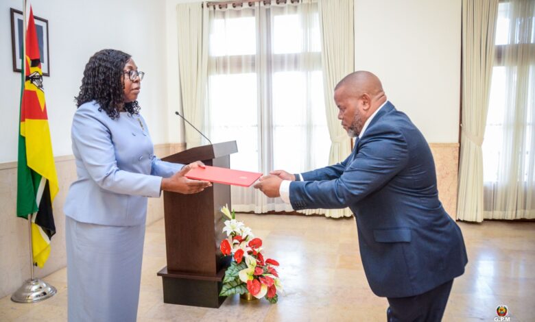 Primeira-Ministra recomenda expansão digital na Rádio Moçambique