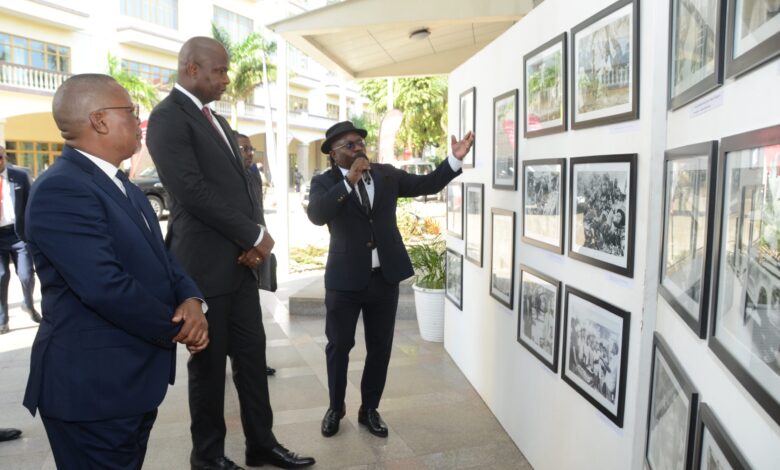 Daniel Chapo visita exposição dos 100 anos do “Notícias”
