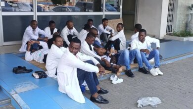 Futuros médicos dormem à porta do MISAU por falta de subsídios há dez meses