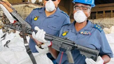 Polícia da África do Sul destrói cerca de 12 mil armas de fogo e peças ilegais