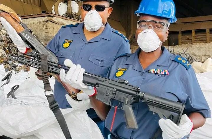 Polícia da África do Sul destrói cerca de 12 mil armas de fogo e peças ilegais