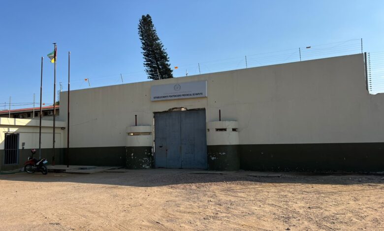 Chegada tardia de reclusos deixa juízes à beira de nervos