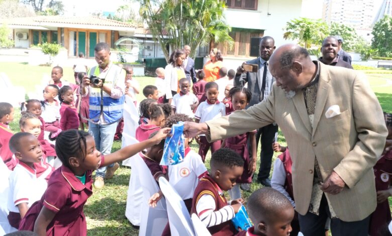 Chissano ensina crianças a “construir” a paz