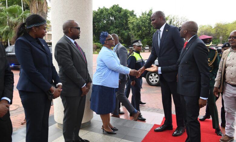 Daniel Chapo visita Parlamento do Botswana