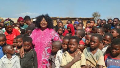 Isaura Nyusi celebra aniversário confortando deslocados em Mieze