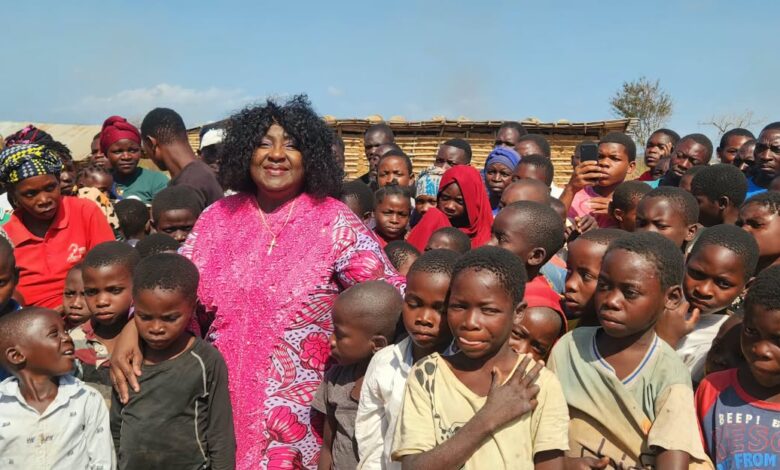 Isaura Nyusi celebra aniversário confortando deslocados em Mieze
