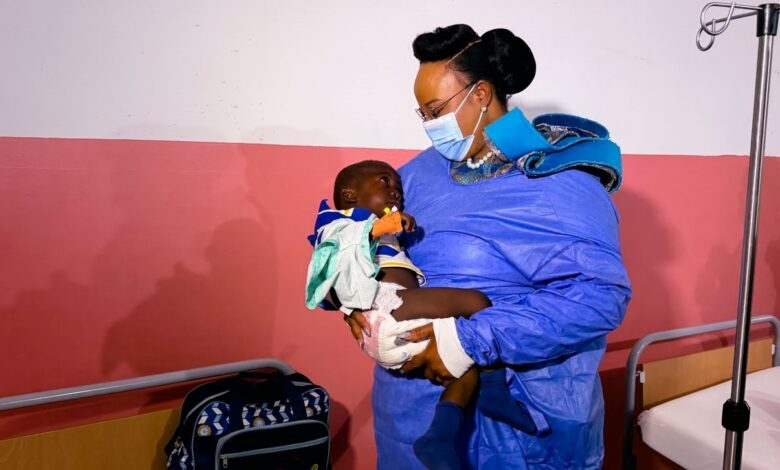 Primeira-Dama interessada na experiência em saúde do Congo